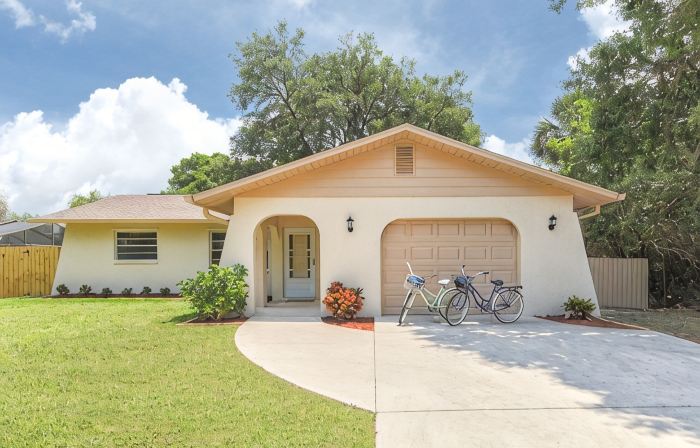 Venice Palm Villa - Minutes to the Beach - Screened Patio- Fenced yard!