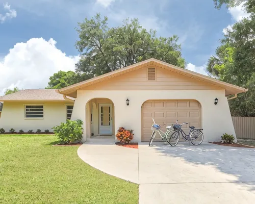 Venice Palm Villa - Minutes to the Beach - Screened Patio- Fenced yard! Hotels in Venice Gardens