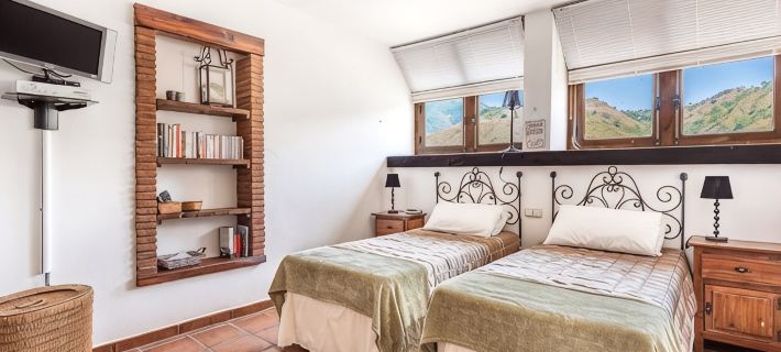 Spacious 3 Bedroom Townhome with Stunning Mountain Views in Benahavis Village Hotels in Benahavis