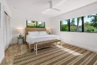 Yacht Harbor Oasis: Beach Bliss with Private Pool - Homestays