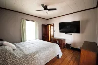 Spacious 5-bedroom house with Wi-Fi and washer/dryer in convenient South Omaha - บังกะโล