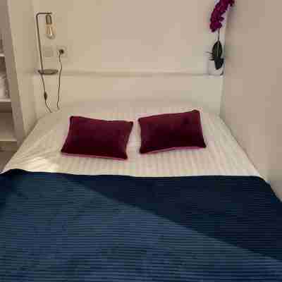 Practical Lodging near Le Louvre Rooms