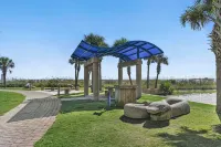 WOW 4 blocks to beach w/ Unique POOL! 3min walk to local coffee/shops/playground - Jacuzzi