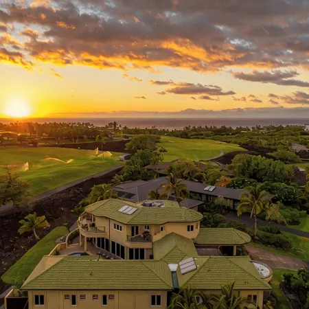 Grand Hawaiian Retreat–Volcano & Golf Course Views, Beach Club, Pool, Golf Carts