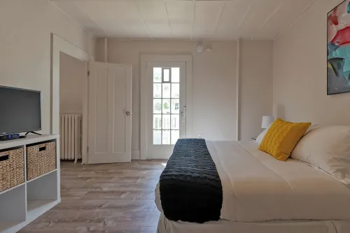 Colorful Modern Hideaway In Downtown Woodstock - AC & WiFi - Homestays