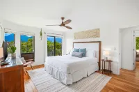 The Palm Treehouse: Serene retreat with simultaneous mountain and ocean views - 3-Star