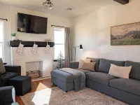 Charming 3-bedroom cottage with WiFi and AC in delightful downtown Guthrie Hotels in Guthrie