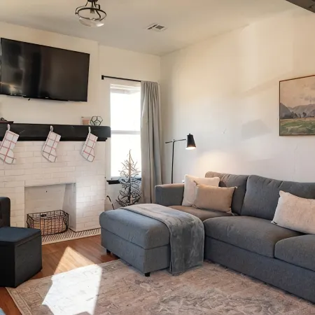 Charming 3-bedroom cottage with WiFi and AC in delightful downtown Guthrie