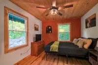 Renovated chalet just a walk down the hill to downtown Burnsville! Pet Friendly - Hytter
