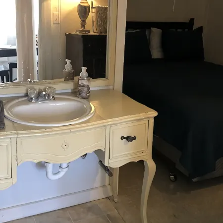 Tiny casita in beautiful Uvalde, 20 minutes from Frio River Отели в г. Ювалде