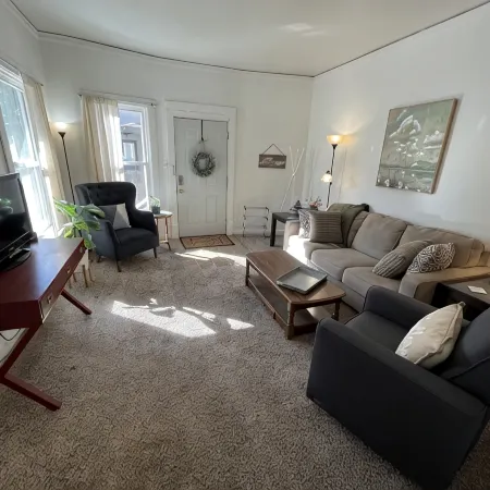 Cozy remodeled 1 bedroom near Drake U and downtown