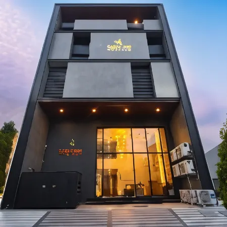 Carry Inn Hotel Indore