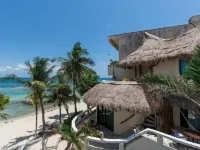 Playa Palms Beach Hotel Отели рядом с достопримечательностью «Пляжный клуб Kool»