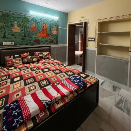 Moon Night Guest House Отели рядом с достопримечательностью «Башня с часами Ghanta Ghar»