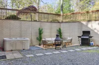 Cozy 5BR house with Hot Tub Private Patio Games Fire Pit in Massanutten