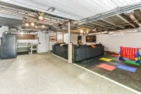Central Omaha Pool with Spa Oasis + 3 Living Rooms - Homestays