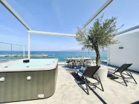 Skipper Beachfront Suites - Hot Tub