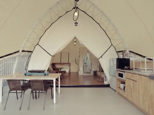 The Hill Glamping - parking
