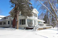 Tally Ho Inn - parking