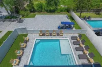 Reefwood - Sleeps 21 - 2 Blocks to the Beach! - สระว่ายน้ำส่วนตัว