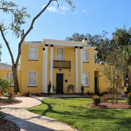 C5, Flagler location in downtown, close to beaches, private patio, free parking!