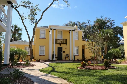 C5, Flagler location in downtown, close to beaches, private patio, free parking! - Holiday Apartments