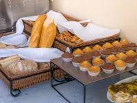 S Plaza Suites Hotel - breakfast