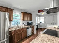 Stay in a charming 2-bedroom house in Omaha with WiFi, AC, and a peaceful vibe. - 방갈로