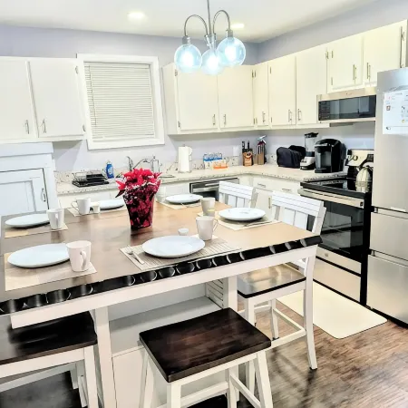 Spacious 3Br/2BA Home-Fast WiFi, Smart TVs,Free Netflix,Furnished Patio- Pets OK
