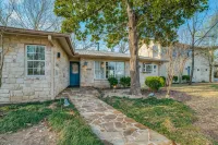 Hill Country Retreat I Private Pool & Hot Tub I Mins to Wineries & Town Square