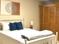 The Hideaway Too - Modern One Bedroom Executive Suite - 5 mins to Mandeville Hotele w: Mandeville
