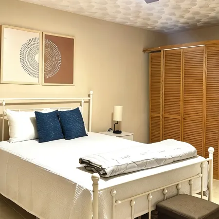 The Hideaway Too - Modern One Bedroom Executive Suite - 5 mins to Mandeville