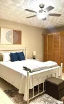 The Hideaway Too - Modern One Bedroom Executive Suite - 5 mins to Mandeville Отели в г. 