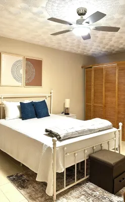 The Hideaway Too - Modern One Bedroom Executive Suite - 5 mins to Mandeville - 3 estrellas