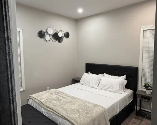 Charming 3-bedroom house with WiFi and AC in enjoyable Buffalo. โรงแรมใกล้บ้านดาร์วินมาร์ติน