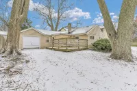 Cozy 2 Bedroom Home Mins from Downtown Champaign - Bungalows