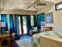 Gingerbread House-Less than a mile from Paia town and all North Shore beaches - Wifi