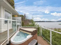 Beach Front Retreat :Private Beach and Dock Access, Hot Tub, BBQ &Free Kayaks! Hotels in Sooke