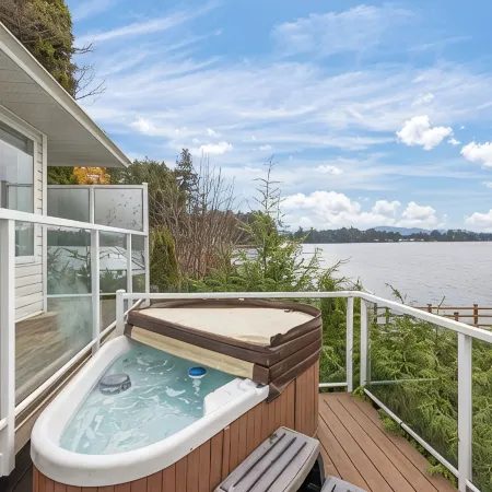 Beach Front Retreat :Private Beach and Dock Access, Hot Tub, BBQ &Free Kayaks!