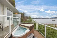 Beach Front Retreat :Private Beach and Dock Access, Hot Tub, BBQ &Free Kayaks!