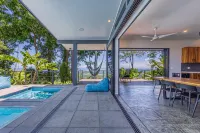New Luxury Home - 180 degree Ocean Views - Pool/Hot tub  -Sleeps 11 - Chef avail