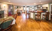 Rosewood Country Inn - parking