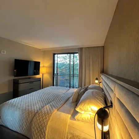 Luxe Mammoth Monache 2br/2ba Suite - steps to the village and gondola!