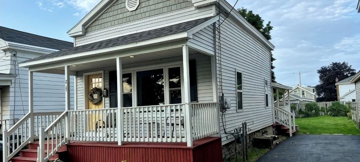 Serene bungalow: Modern Comfort near the Hospital, Power Plants and Campus Hotels in Oswego County