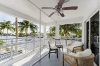 Boca Waterfront Oasis: Bright Corner Unit – Walk to Beach - 4-نجوم