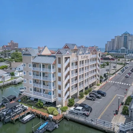 3-bedroom family-friendly condo with WiFi & swimming pool in adorable Ocean City