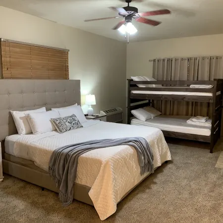 Walk-in Luxury Condo 3Br/3BA 3 Minutes to Silver Dollar City & Table Rock Lake