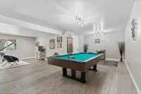 Beautifully remodeled 4 BR home w/ in-ground pool - Homestays