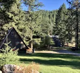 Romantic A-frame Cabin with Cedar Sauna, Private River and Scenic Views - シャレー