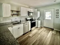Charming 2-bedroom cottage with full kitchen and WiFi in Pensacola. Sleeps 4. - Wi-Fi